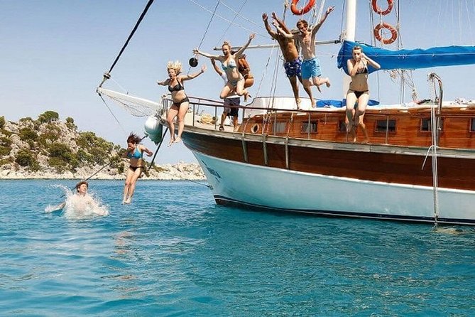 Boat Trip with Lunch From Kusadasi Port / Hotels - Pine Bay Opposite Samos