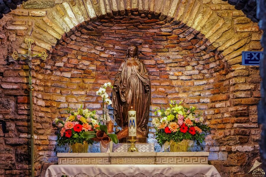 Kusadasi: Ephesus, House of Virgin Mary, and Temple Tour - Walking the marble streets of Ephesus