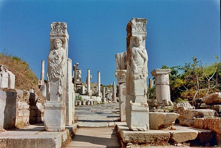 Kusadasi: Ephesus Small Group Tour - The Selcuk break and the shopping stop